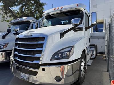 Freightliner Cascadia 126 Day Cab Truck - Detroit 505HP, Automatic