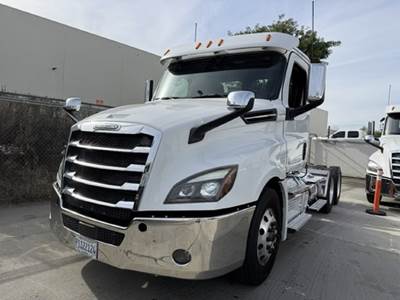 Freightliner Cascadia 126 Day Cab Truck - Detroit 505HP, Automatic