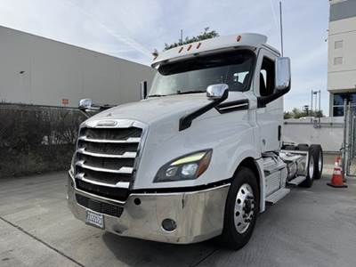 Freightliner Cascadia 126 Day Cab Truck - Detroit 505HP, Automatic