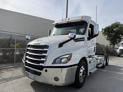 Freightliner Cascadia 126 Day Cab Truck - Detroit 505HP, Automatic
