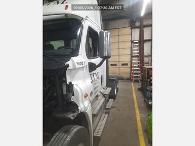 Freightliner Cascadia 126 Day Cab Truck