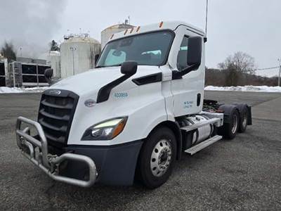 Freightliner Cascadia 126 Day Cab Truck - Detroit 450HP, Automatic