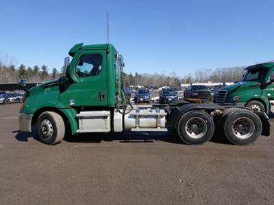 Freightliner Cascadia 126 Day Cab Truck - Detroit 505HP, Automatic