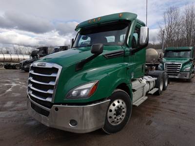 Freightliner Cascadia 126 Day Cab Truck - Detroit 505HP, Automatic