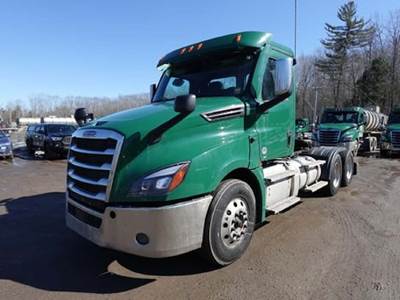 Freightliner Cascadia 126 Day Cab Truck - Detroit 505HP, Automatic