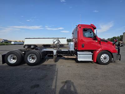 Freightliner Cascadia 126 Day Cab Truck - Detroit 455HP, Automatic