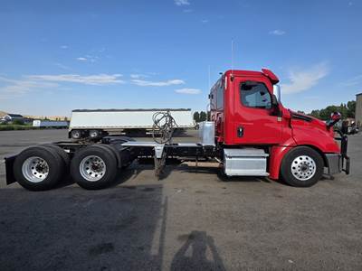 Freightliner Cascadia 126 Day Cab Truck - Detroit 455HP, Automatic
