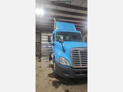 Freightliner Cascadia Day Cab Truck - Detroit 410HP