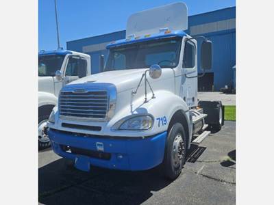 Freightliner Columbia Single Axle Day Cab Truck - Detroit, 10 Speed Manual