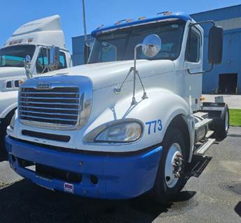 Freightliner Columbia Single Axle Day Cab Truck - Detroit 450HP, 10 Speed Manual