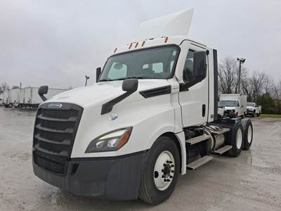Freightliner CA126DC Day Cab Truck - Detroit 450HP, Automatic