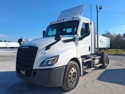 Freightliner PT126DC Single Axle Day Cab Truck - Detroit 450HP, Automatic