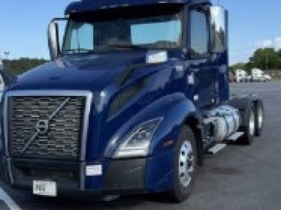 Volvo VNL64T300 Day Cab Truck - 425HP