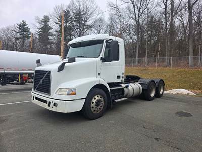 Volvo VNM64T200 Day Cab Truck - D13 405HP