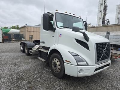 Volvo VNR64T300 Day Cab Truck - D13 405HP