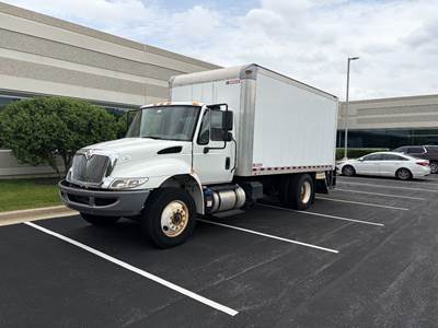 International Durastar 4300 Box Truck - Automatic