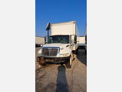 International MA025 26 ft Box Truck - Automatic