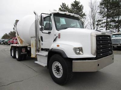 Freightliner 114SD Mixer / Ready Mix / Concrete Truck - Detroit, 525HP, Automatic