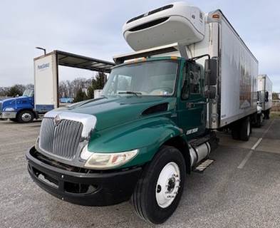 International 4300 22 ft Refrigerated Truck - Automatic, Thermoking