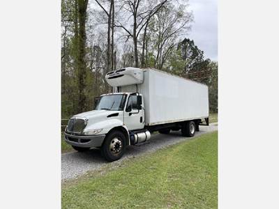 International Durastar 4300 26 ft Refrigerated Truck - 250HP, Automatic, Thermoking