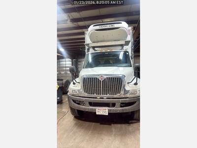 International MV 24 ft Refrigerated Truck - Automatic, Thermoking