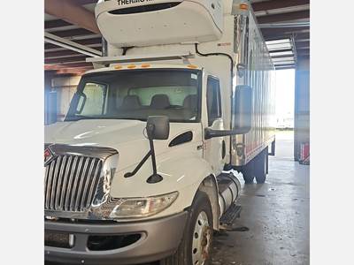 International MV 24 ft Refrigerated Truck - Automatic, Thermoking