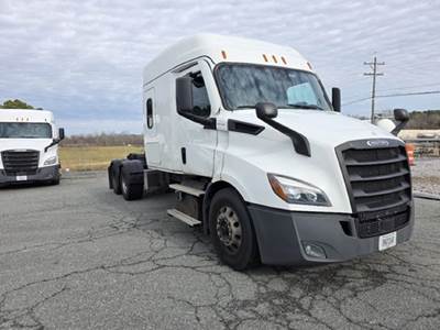 Freightliner CASCADIA 116 Sleeper Semi Truck - 72" Mid Roof, Detroit 450HP, Automatic