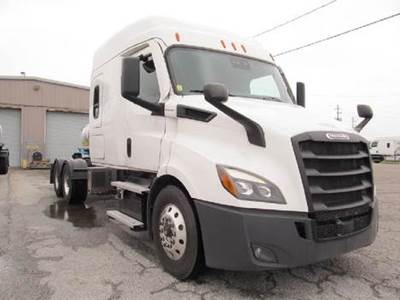 Freightliner Cascadia 116 Sleeper Semi Truck - 72" Mid Roof, Detroit 450HP, Automatic