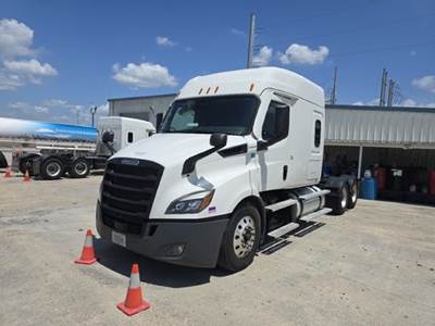 Freightliner Cascadia 116 Sleeper Semi Truck - Mid Roof, Detroit 450HP, Automatic