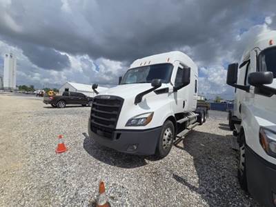 Freightliner CASCADIA 116 Sleeper Semi Truck - Mid Roof, Detroit 450HP, Automatic