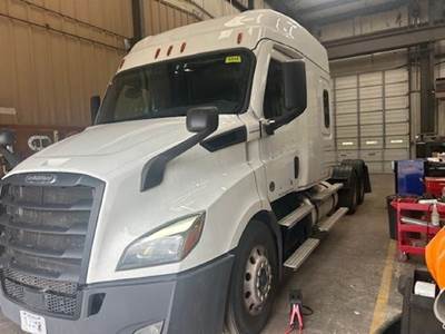 Freightliner CASCADIA 116 Sleeper Semi Truck - 72" Mid Roof, Detroit 450HP, Automatic