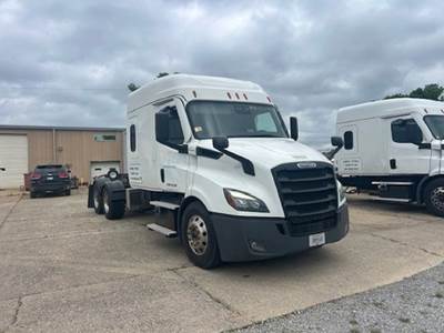 Freightliner CASCADIA 116 Sleeper Semi Truck - 72" Mid Roof, Detroit 450HP, Automatic