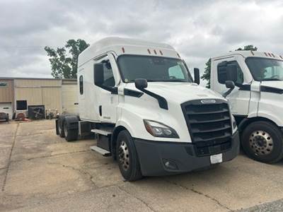 Freightliner CASCADIA 116 Sleeper Semi Truck - 72" Mid Roof, Detroit 450HP, Automatic