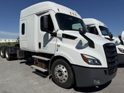 Freightliner CASCADIA 116 Sleeper Semi Truck - 72" Mid Roof, Detroit 450HP, Automatic