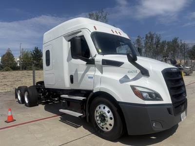 Freightliner CASCADIA 116 Sleeper Semi Truck - 72" Mid Roof, Detroit 450HP, Automatic