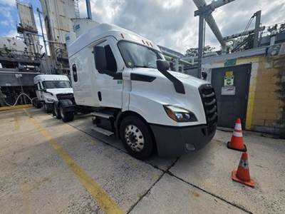 Freightliner CASCADIA 116 Sleeper Semi Truck - 72" Mid Roof, Detroit 455HP, Automatic