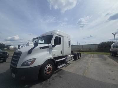 Freightliner CASCADIA 116 Sleeper Semi Truck - 72" Mid Roof, Detroit 450HP, Automatic