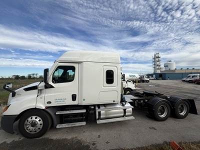 Freightliner CASCADIA 116 Sleeper Semi Truck - 72" Mid Roof, Detroit 450HP, Automatic