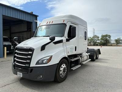 Freightliner CASCADIA 116 Sleeper Semi Truck - 72" Mid Roof, Detroit 450HP, Automatic