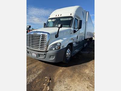 Freightliner Cascadia 125 Sleeper Semi Truck - Hi Rise, Detroit 450HP, Automatic