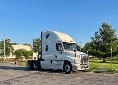 Freightliner CASCADIA 125 Sleeper Semi Truck - 72" Hi Rise, Detroit 455HP, Automatic