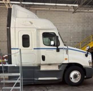 Freightliner Cascadia 125 Sleeper Semi Truck - Detroit 410HP, Automatic
