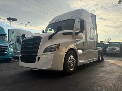 Freightliner Cascadia 126 Sleeper Semi Truck - Detroit 505HP, Automatic