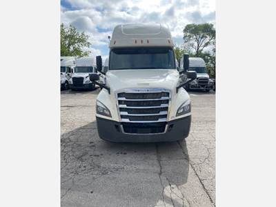 Freightliner Cascadia 126 Sleeper Semi Truck - Detroit 455HP, Automatic