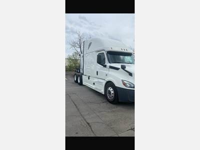 Freightliner Cascadia 126 Sleeper Semi Truck - Detroit 455HP, Automatic