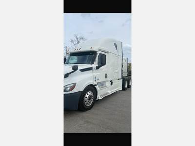 Freightliner Cascadia 126 Sleeper Semi Truck - Detroit 455HP, Automatic