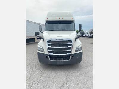 Freightliner Cascadia 126 Sleeper Semi Truck - Detroit 455HP, Automatic