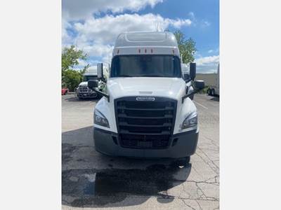 Freightliner Cascadia 126 Sleeper Semi Truck - Detroit 455HP, Automatic
