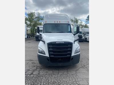 Freightliner Cascadia 126 Sleeper Semi Truck - Detroit 455HP, Automatic