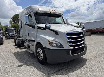 Freightliner Cascadia 126 Sleeper Semi Truck - 72" Mid Roof, Detroit 455HP, Automatic
